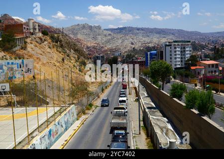 La Paz, BOLIVIA; 21 ottobre 2024: La coda dei veicoli per il rifornimento di benzina/benzina presso la stazione di servizio Virgen de los Álamos in Av Los Álamos ai piedi di Calacoto nella zona Sur. Questa immagine è stata scattata all'incrocio tra Calle 13 de Calacoto e Av Costanera, a 7/8 isolati di distanza. Le carenze di carburante e i problemi di alimentazione (in particolare il diesel) sono stati un problema regolare in Bolivia per diversi mesi. Dall'inizio della scorsa settimana, ci sono state enormi code anche per benzina/benzina, in parte a causa dei blocchi stradali sull'autostrada principale da Arica, Cile, attraverso i quali viene importato un po' di carburante. Foto Stock