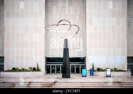 WASHINGTON, D.C., Stati Uniti — la scultura Infinity, progettata da José de Rivera e fabbricata da Roy Gussow, si trova all'ingresso sud del National Museum of American History. Installato nel 1967, questo pezzo in acciaio inox astratto è noto per la sua rotazione lenta e continua. Situato a Madison Drive e 12th Street NW, simboleggia l'infinito potenziale della conoscenza e del progresso. Foto Stock