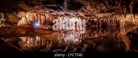 LURAY, Virginia - anorama ad alta risoluzione della grotta di Dream Lake a Luray. Dream Lake crea un perfetto specchio riflesso del soffitto coperto di stalattiti nelle grotte di Luray, creando un'illusione ottica di stalagmiti subacquei. Questo notevole corpo d'acqua copre 2.500 metri quadrati, rendendolo il più grande elemento d'acqua del sistema delle caverne. Il lago raggiunge una profondità massima da 18 a 20 pollici pur mantenendo proprietà riflettenti cristalline. Foto Stock