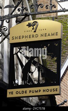 Insegna tradizionale da pub appesa presso Ye Olde Pump House a Shepherd Neame Public House, 64 George Street, Hastings, East Sussex, Inghilterra, REGNO UNITO Foto Stock