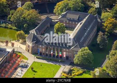 Luftbild, Rathaus, Burg Dinslaken, auch Kastell Dinslaken, Burganlage, hinten die Freilichtbühne Burgtheater, Dinslaken, Ruhrgebiet, Nordrhein-Westfalen, Deutschland ACHTUNGxMINDESTHONORARx60xEURO *** Vista aerea, municipio, castello Dinslaken, anche Kastell Dinslaken, complesso del castello, dietro il palco all'aperto Burgtheater, Dinslaken, zona della Ruhr, Renania settentrionale-Vestfalia, Germania ACHTUNGxMINDESTHONORARx60xEURO Foto Stock