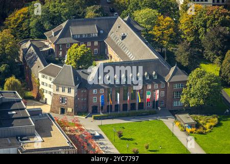 Luftbild, Rathaus, Burg Dinslaken, auch Kastell Dinslaken, Burganlage und Flaggen am Eingang, Dinslaken, Ruhrgebiet, Nordrhein-Westfalen, Deutschland ACHTUNGxMINDESTHONORARx60xEURO Foto Stock