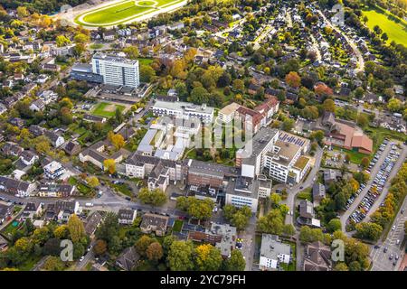 Luftbild, Evangelisches Krankenhaus Dinslaken, Hubschrauberlandeplatz, St. Vinzenz-Hospital, St. Franziskus Altenpflegeheim, hinten die ehemalige Trabrennbahn Dinslaken mit Abrissarbeiten und Baustelle für ein neues Wohnquartier, Wohngebiet um die Danziger Straße, Dinslaken, Ruhrgebiet, Nordrhein-Westfalen, Deutschland ACHTUNGxMINDESTHONORARx60xEURO *** Vista aerea, ospedale Evangelical, area residenziale di St Foto Stock