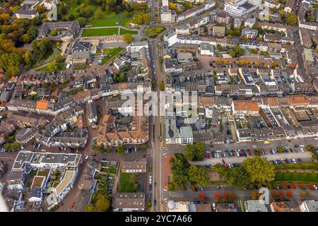 Luftbild, Ortsansicht Wohngebiet Friedrich-Ebert-Straße und Kreisverkehr, evang. Stadtkirche, oben Rathaus und Burg Dinslaken mit Kathrin-Türks-Halle Theater, Dinslaken, Ruhrgebiet, Nordrhein-Westfalen, Deutschland ACHTUNGxMINDESTHONORARx60xEURO Straße Türks Foto Stock