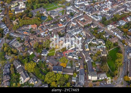 Luftbild, Ortsansicht Wohngebiet Friedrich-Ebert-Straße und Kreisverkehr, Elmar-Sierp-Platz und Museum Voswinckelshof, evang. Stadtkirche und St. Vincentius Kirche mit Altmarkt, oben Rathaus und Burg Dinslaken mit Kathrin-Türks-Halle Theater, Dinslaken, Ruhrgebiet, Nordrhein-Westfalen, Deutschland ACHTUNGxMINDESTHONORARx60xEURO *** Vista aerea, zona residenziale vista locale zona residenziale Friedrich Ebert Straße e circolo viario, Elmar Sierp Platz e Türks il castello di San Vincentit e la chiesa di San Vincensk, la chiesa di St Foto Stock