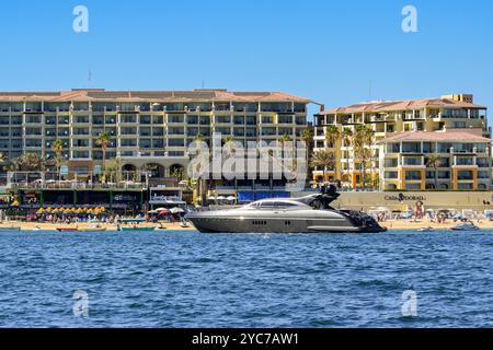 Cabo San Lucas, Messico - 14 gennaio 20204: Elegante motoscafo di lusso all'ancora vicino alla spiaggia di Cabo San Lucas Foto Stock