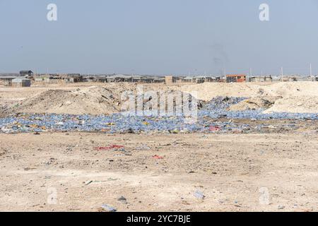 Una grande quantità di bottiglie d'acqua di plastica sparse nella depressione di Danakil , Etiopia Foto Stock