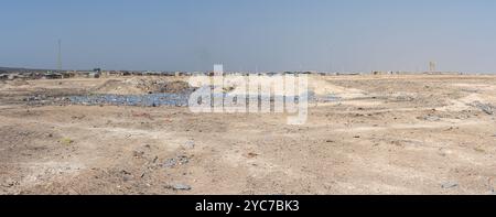 Una grande quantità di bottiglie d'acqua di plastica sparse nella depressione di Danakil , Etiopia Foto Stock