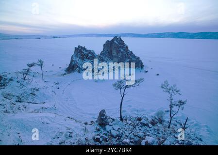 Shaman Rock o Cape Burhan o Shamanka è una roccia sull'isola. Olkhon, Lake Baikal, Russia, si trova nel Parco Nazionale di Pribaikalsky. Foto Stock