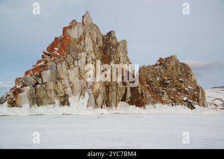 Shaman Rock o Cape Burhan o Shamanka è una roccia sull'isola. Olkhon, Lake Baikal, Russia, si trova nel Parco Nazionale di Pribaikalsky. Foto Stock