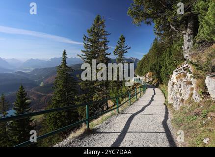 Herzogstand, Bayern, Deutschland, 21 anni. Oktober 2024: Ein Herbsttag am Herzogstand Gemeinde KochelLandkreis Bad Tölz-Wolfratshausen. Hier der Blick auf den Verbindungsweg, Wanderweg von der Bergstation der Seilbahn zum Herzogstand mit tollem Panorama, Ausblick Bayerische Voralpen, Wandern, Bergwandern, Alpen, hoch über dem Walchensee, Zweiseenland, spazieren, Herbst, herbstlich, Sonnenwetter, Ausflugswetter, München Hausberg *** Herzogstand, Baviera, Germania, 21 ottobre 2024 una giornata autunnale presso l'Herzogstand nel comune di Kochel, Bad Tölz quartiere Wolfratshausen Ecco la vista del c Foto Stock