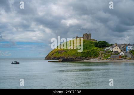 La spiaggia di Criccieth con il castello di Criccieth sullo sfondo Foto Stock