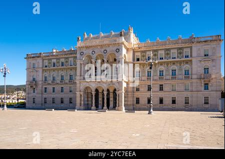 Trieste, Italia: Il municipio in piazza dell'unita d'italia a Trieste, vicino al mare. Foto Stock