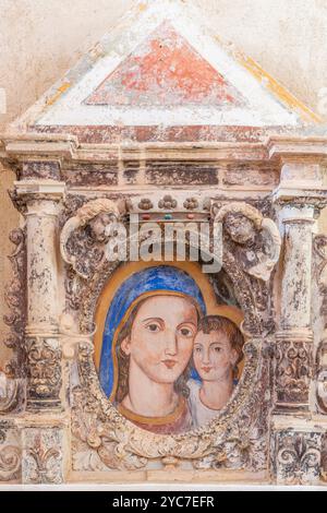 Affresco della Vergine col bambino, cripta Gonfalone, Tricase, Lecce, Salento, Puglia, Italia Foto Stock