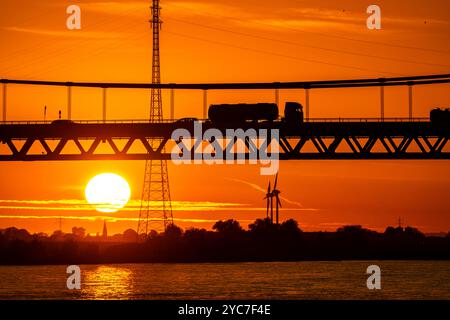 Traffico sul ponte sul Reno Emmerich, strada federale B220, luce serale, con 803 m il ponte sospeso più lungo della Germania poco prima della b olandese Foto Stock