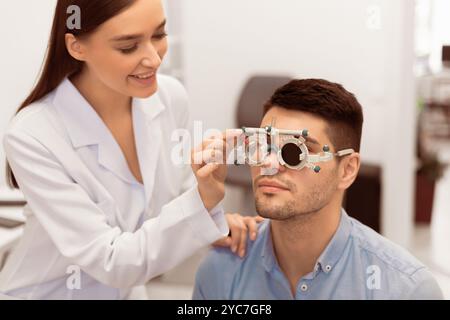 Controllo ottico della visione del paziente con il quadro di prova Foto Stock