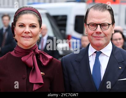 Berlino, Germania. 21 ottobre 2024. La Principessa Vittoria e il Principe Daniele di Svezia partecipano a una celebrazione per celebrare il 25° anniversario dell'Ambasciata nordica. Crediti: Jens Kalaene/dpa/Alamy Live News Foto Stock