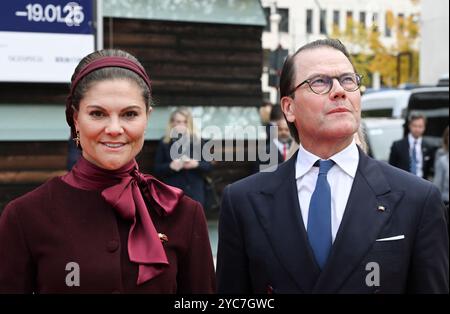 Berlino, Germania. 21 ottobre 2024. La Principessa Vittoria e il Principe Daniele di Svezia partecipano a una celebrazione per celebrare il 25° anniversario dell'Ambasciata nordica. Crediti: Jens Kalaene/dpa/Alamy Live News Foto Stock