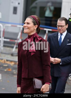 Berlino, Germania. 21 ottobre 2024. La Principessa Vittoria e il Principe Daniele di Svezia partecipano a una celebrazione per celebrare il 25° anniversario dell'Ambasciata nordica. Crediti: Jens Kalaene/dpa/Alamy Live News Foto Stock