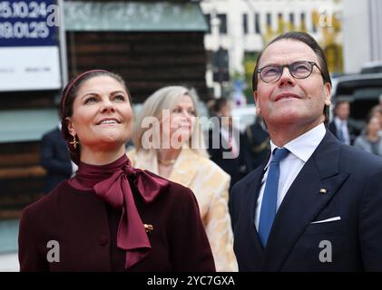 Berlino, Germania. 21 ottobre 2024. La Principessa Vittoria e il Principe Daniele di Svezia partecipano a una celebrazione per celebrare il 25° anniversario dell'Ambasciata nordica. Crediti: Jens Kalaene/dpa/Alamy Live News Foto Stock