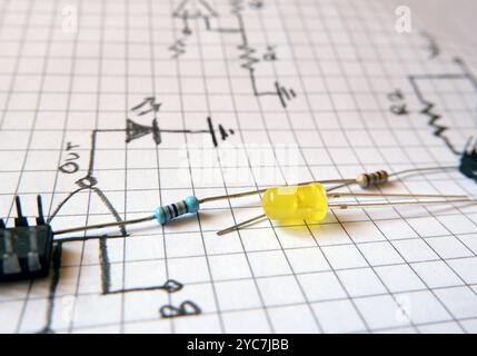 Elementi del circuito elettronico su uno schema elettrico. Esperimenti elettronici e workshop. Foto Stock