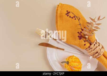 Tavolo autunnale con decorazioni in zucca Foto Stock