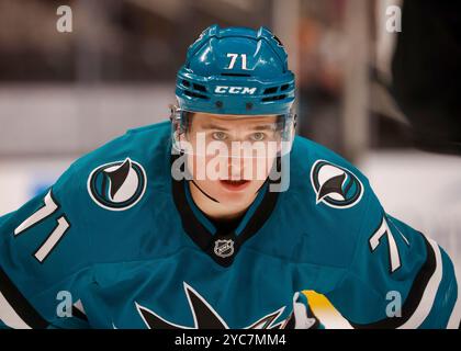 San Jose, Stati Uniti. 22 settembre 2024. Macklin Celebrini dei San Jose Sharks (71) aspetta un incontro contro i Vegas Golden Knights nel primo periodo di una partita di pre-stagione al SAP Center di San Jose, California, il 22 settembre 2024. (Foto di Nhat V. Meyer/Bay area News Group/TNS/Sipa USA) credito: SIPA USA/Alamy Live News Foto Stock