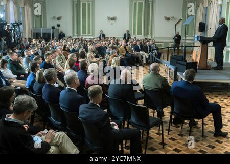 Kiev, Ucraina. 21 ottobre 2024. Il Segretario alla difesa degli Stati Uniti Lloyd Austin, ascolta una domanda durante una conferenza stampa a seguito di incontri bilaterali con i leader ucraini, il 21 ottobre 2024 a Kiev, Ucraina. Austin ribadisce il sostegno americano alla lotta in corso contro l'aggressione russa e fornisce all'Ucraina l'assistenza di sicurezza per difendere la loro patria. Crediti: Chad McNeeley/DOD Photo/Alamy Live News Foto Stock