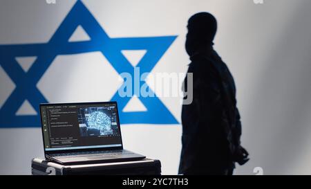 Programmatore israeliano che crea account bot sui social network utilizzando l'apprendimento automatico dell'intelligenza artificiale. Tecnico che lavora per il Mossad costruendo algoritmi di intelligenza artificiale per diffondere notizie false, telecamera A. Foto Stock