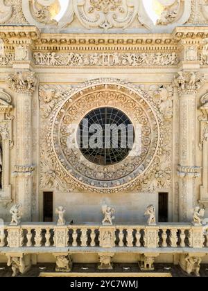 rosone di ispirazione romanica, dettaglio della facciata barocca, Chiesa di Santa Croce, Lecce, Salento, Puglia, Italia Foto Stock