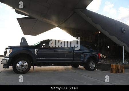 Il 102nd Rescue Squadron loadmaster, assegnato al 106th Rescue Wing, carica un camion a palo a bordo di un aereo da ricerca e soccorso HC-130J Combat King II per il supporto dell'uragano Milton presso la base della Guardia Nazionale dell'Aeronautica Francis S. Gabreski, Westhampton Beach, N.Y., 9 ottobre 2024. Sotto la direzione del governatore Kathy Hochul, la Guardia Nazionale di New York ha inviato soldati da Siracusa, insieme ad avieri del 106th Rescue Wing per assistere la Guardia Nazionale della Florida nella risposta all'uragano Milton. (Foto della U.S. Air National Guard del Senior Airman Sarah McKernan) Foto Stock