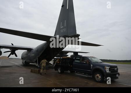 Il 102nd Rescue Squadron loadmaster, assegnato al 106th Rescue Wing, scarica un camion a palo da un aereo di ricerca e soccorso HC-130J Combat King II per il supporto dell'uragano Milton al Camp Blanding Joint Training Center vicino a Jacksonville, Florida, 9 ottobre 2024. Sotto la direzione del governatore Kathy Hochul, la Guardia Nazionale di New York ha inviato soldati da Siracusa, insieme ad avieri del 106th Rescue Wing per assistere la Guardia Nazionale della Florida nella risposta all'uragano Milton. (Foto della U.S. Air National Guard del Senior Airman Sarah McKernan) Foto Stock