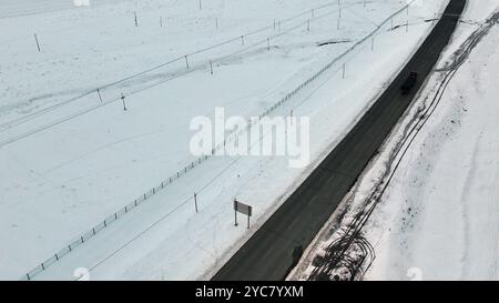 HAMI, CINA - 20 OTTOBRE 2024 - neve pesante portata da forte aria fredda cade sul versante nord del monte Tianshan a Hami, provincia dello Xinjiang, Cina Foto Stock