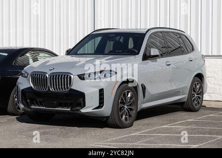 Indianapolis - 20 ottobre 2024: Esposizione BMW X5 xDrive40i presso una concessionaria. BMW offre la X5 xDrive40i con un motore turbocompresso a 6 cilindri da 3,0L. IL MIO: Foto Stock