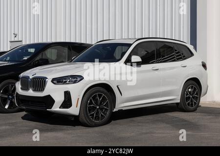 Indianapolis - 20 ottobre 2024: Esposizione BMW X3 xDrive30i presso una concessionaria. BMW offre la X3 xDrive30i con un motore TwinPower Turbo 4 cilindri da 2,0L. Foto Stock