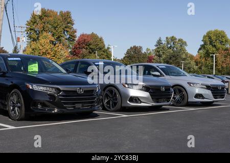 North Olmsted - 18 ottobre 2024: Display Honda Accord usato certificato. Per quanto riguarda i prezzi, Honda sta acquistando e vendendo veicoli usati per soddisfare le esigenze di de Foto Stock