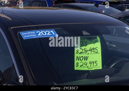 North Olmsted - 18 ottobre 2024: Display Honda Accord usato certificato. Per quanto riguarda i prezzi, Honda vende veicoli usati per soddisfare la domanda. IL MIO: 20 Foto Stock