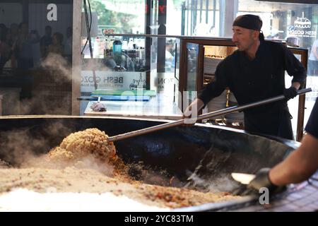 Tashkent, Uzbekistan - settembre 29 2024: Lo chef ha sparato il plov o il pilau in cucina. Il plov è uno dei piatti famosi dell'Asia centrale che di solito involv Foto Stock