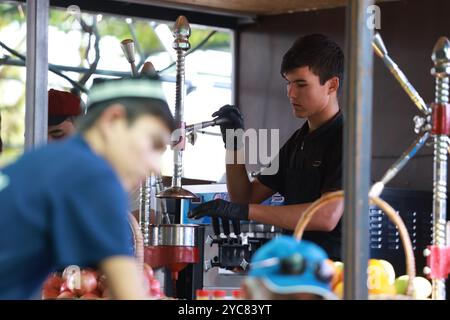 Tashkent, Uzbekistan - settembre 29 2024: Il cameriere prepara il succo nel centro di plov dell'asia centrale. Plov è uno dei piatti più famosi dell'Asia centrale, che ricettano usua Foto Stock