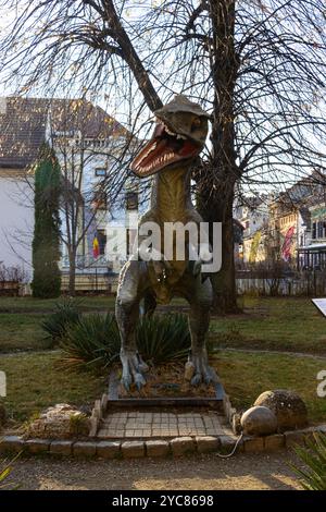 Statua di dinosauro nel giardino del Museo di storia naturale di Sibiu, Romania Foto Stock