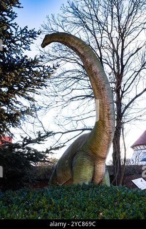 Statua del dinosauro Brachiosaurus nel giardino del Museo di storia naturale di Sibiu, Romania Foto Stock