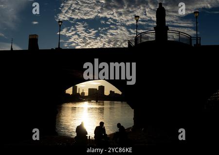 Francoforte, Assia, Germania. 21 ottobre 2024. La gente gode il tramonto sulle rive del fiume meno Francoforte, Germania. (Immagine di credito: © Matias Basualdo/ZUMA Press Wire) SOLO PER USO EDITORIALE! Non per USO commerciale! Foto Stock