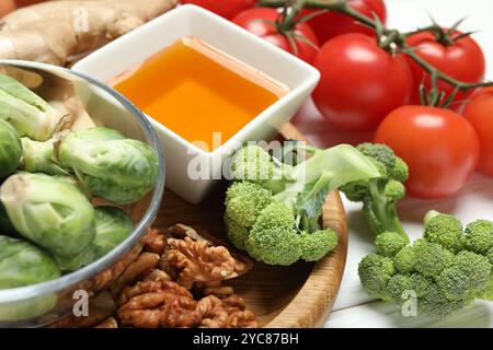Diversi prodotti freschi ricchi di melatonina su tavola bianca, primo piano Foto Stock