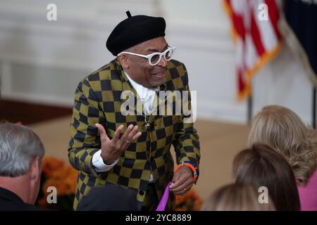 Washington, Vereinigte Staaten. 21 ottobre 2024. Il regista Spike Lee partecipa a un ricevimento di arti e scienze umane nella East Room della Casa Bianca a Washington, DC, il 21 ottobre 2024. Credito: Chris Kleponis/Pool tramite CNP/dpa/Alamy Live News Foto Stock