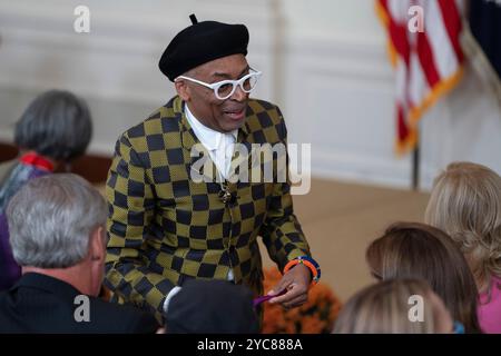 Washington, Vereinigte Staaten. 21 ottobre 2024. Il regista Spike Lee partecipa a un ricevimento di arti e scienze umane nella East Room della Casa Bianca a Washington, DC, il 21 ottobre 2024. Credito: Chris Kleponis/Pool tramite CNP/dpa/Alamy Live News Foto Stock