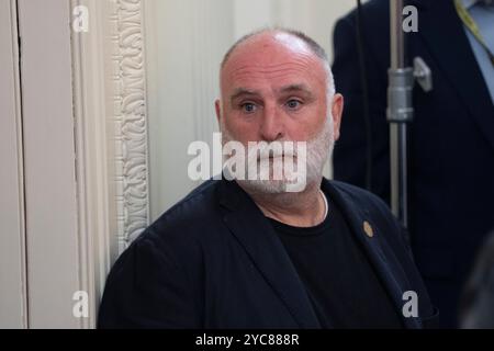 Washington, Vereinigte Staaten. 21 ottobre 2024. Lo chef Jose Andres partecipa a un ricevimento di Arti e Scienze umane nella sala Est della Casa Bianca a Washington DC, 21 ottobre 2024. Credito: Chris Kleponis/Pool tramite CNP/dpa/Alamy Live News Foto Stock