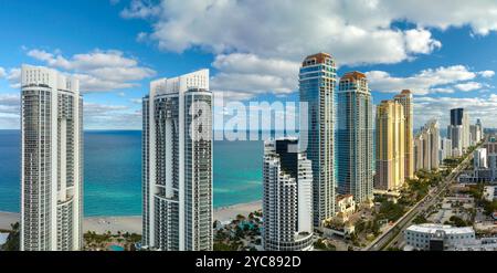 Alti e costosi hotel e condomini sulla costa dell'oceano Atlantico nella città di Sunny Isles Beach. Infrastrutture turistiche americane nel sud della Florida. Foto Stock