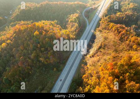 Area di sosta sulla superstrada interstate i-26 nel North Carolina vicino a Mars Hill per parcheggiare auto e camion durante la notte. Luogo ricreativo durante i lunghi viaggi. Foto Stock