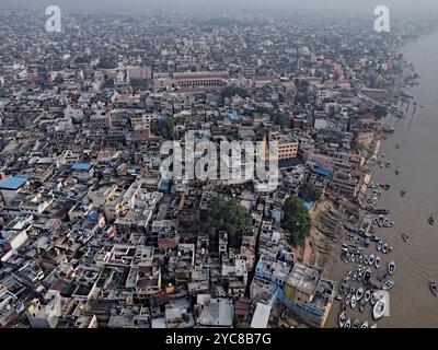 12.10.2024.Varanasi Uttar Pradesh India splendida vista panoramica della famosa città Santa di Varanasi catturata con un drone in India Foto Stock