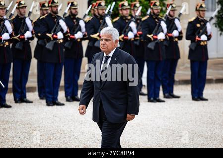 Parigi, Francia. 21 ottobre 2024. Il presidente della Repubblica di Panama Jose Raul Mulino arriva all'Elysee Palace per incontrare il presidente francese Emmanuel Macron. Il presidente francese Emmanuel Macron incontra Jose Raul Mulino, presidente della Repubblica di Panama, all'Elysee Palace di Parigi. Credito: SOPA Images Limited/Alamy Live News Foto Stock